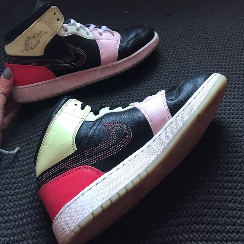 Jordan 1 mid glow in the dark